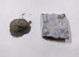 月の模擬砂から製造した硬化体（左：月の模擬砂（ニチレキ株式会社から提供）、右：製造した硬化体） 提供：酒井 雄也 研究室 