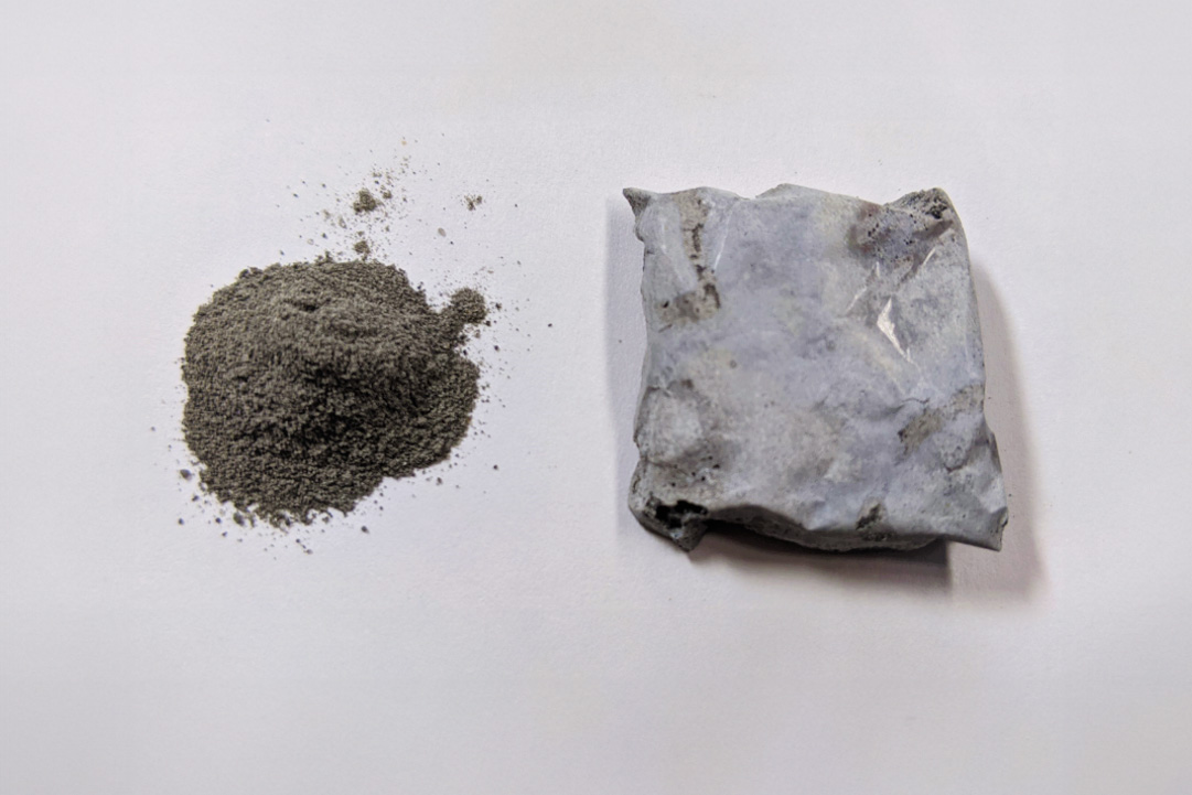 月の模擬砂から製造した硬化体（左：月の模擬砂（ニチレキ株式会社から提供）、右：製造した硬化体） 提供：酒井 雄也 研究室 
