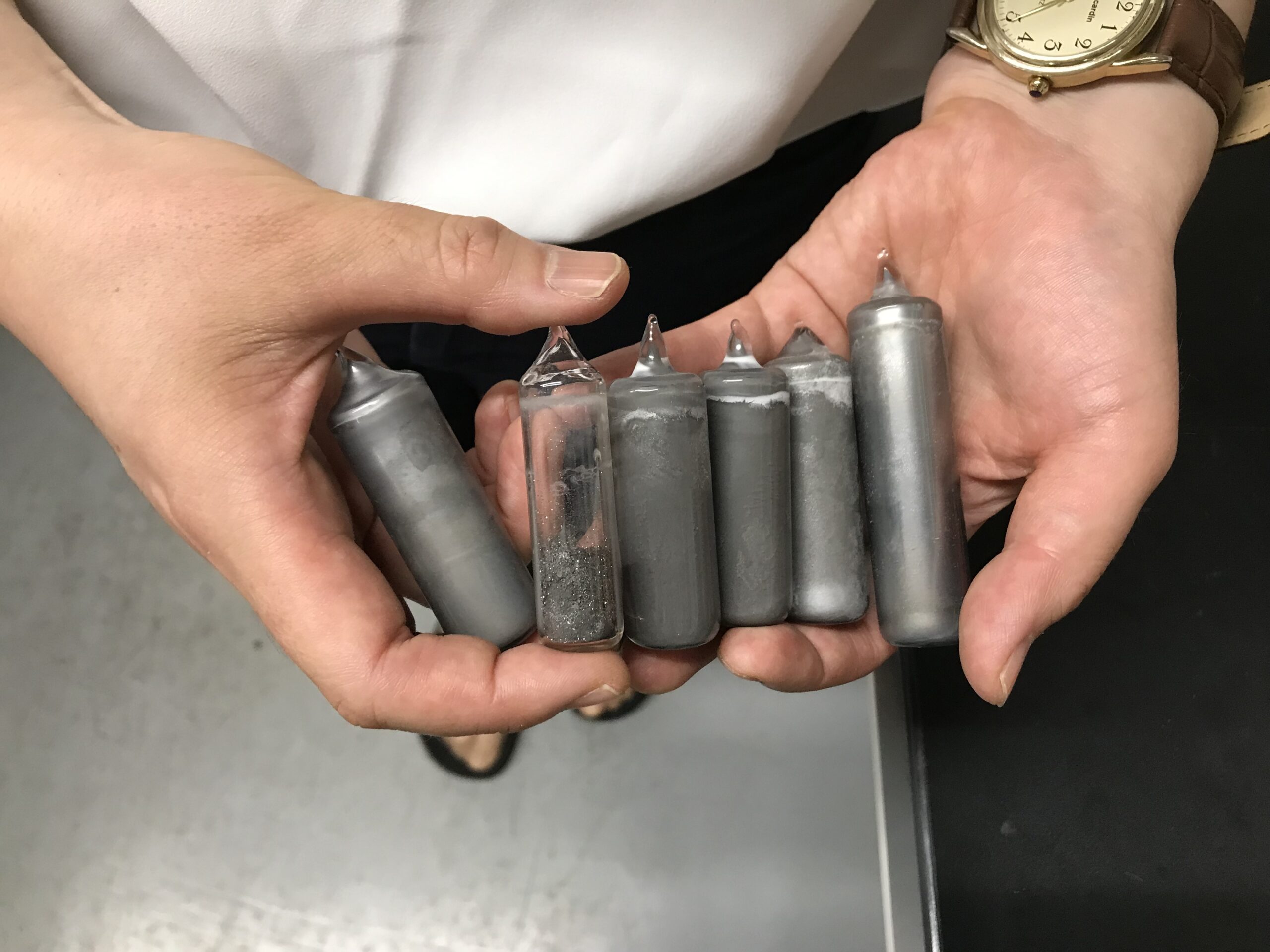 Examples of trial and error by Dr. Tokumoto. The second from the left is a sample prior to heating. She has created numerous samples using combinations of different raw materials and different parameters such as heat treatment temperature and time. 